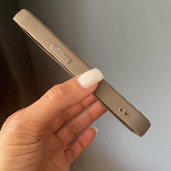 iPhone 15 pro brown flexible case with a 3D heart decoration - Picture 5 of 5